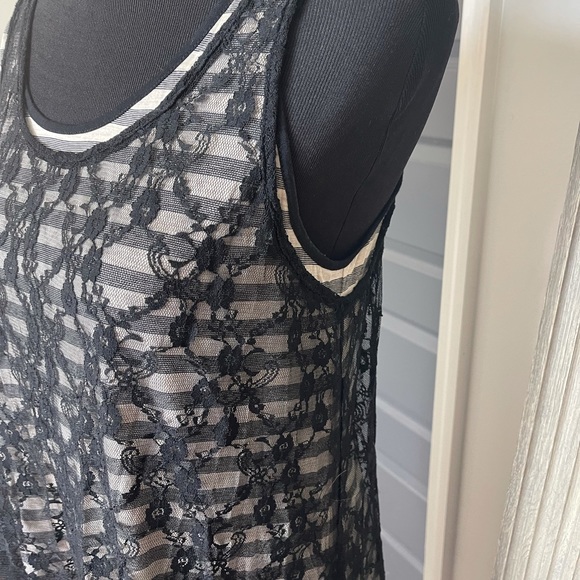 Cute Striped w/black lace overlay sleeveless shift dress. So Sassy! Summer Fun! - Picture 3 of 7